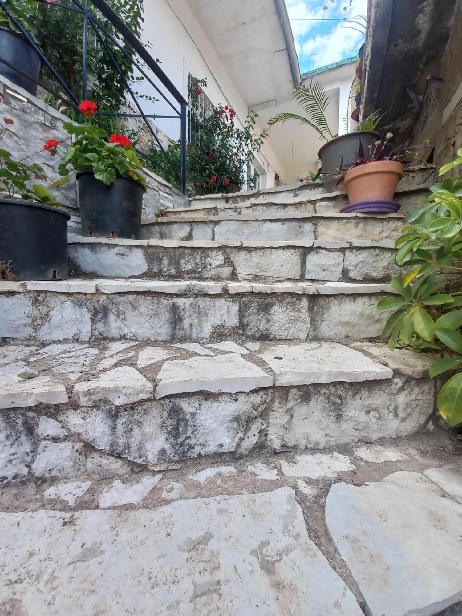 Aleko Guest House Гирокастра Экстерьер фото