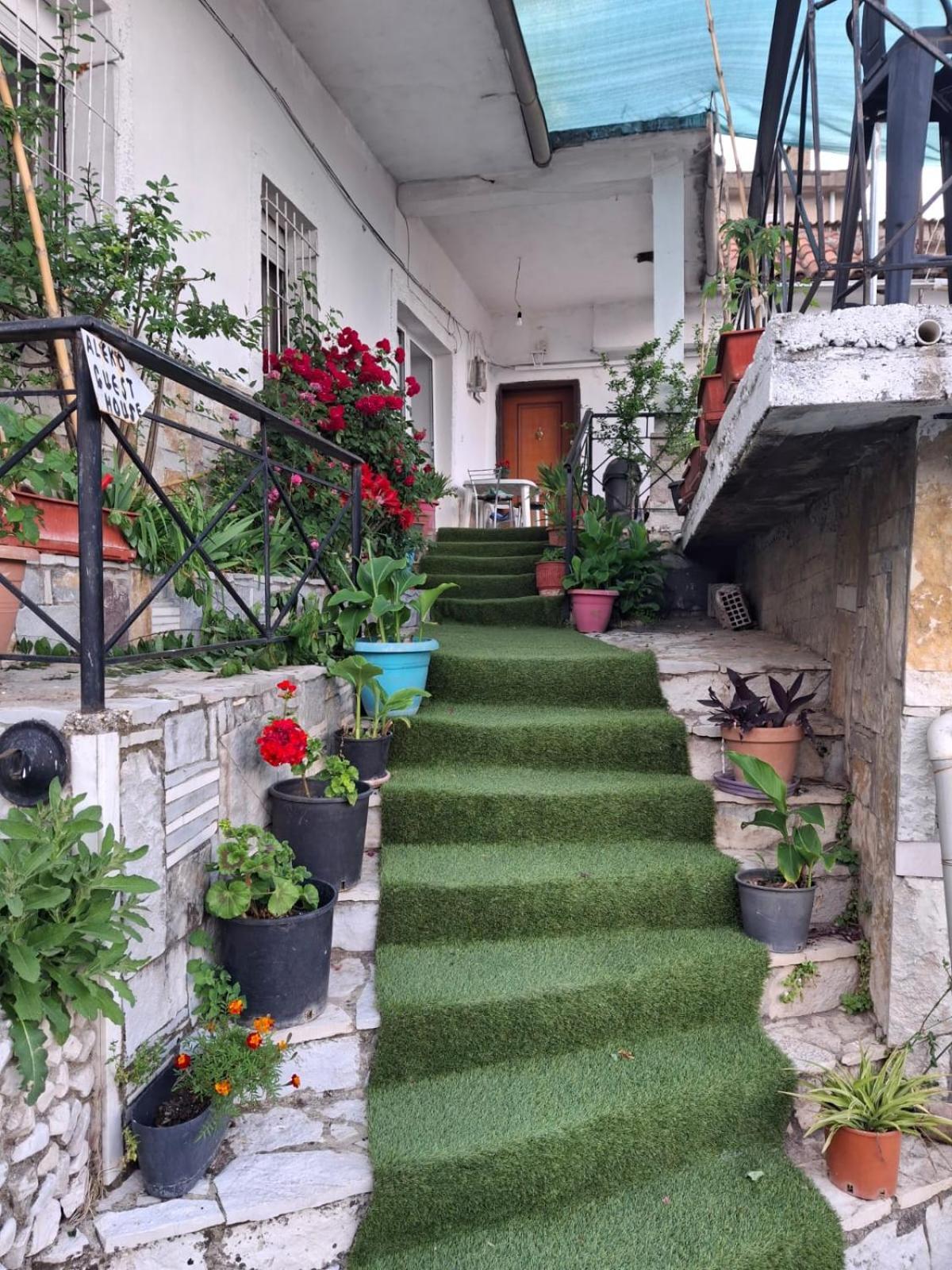 Aleko Guest House Гирокастра Экстерьер фото